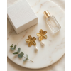 zlate-nausnice-s-kvetem-a-perlou-s1136_lifestyle
