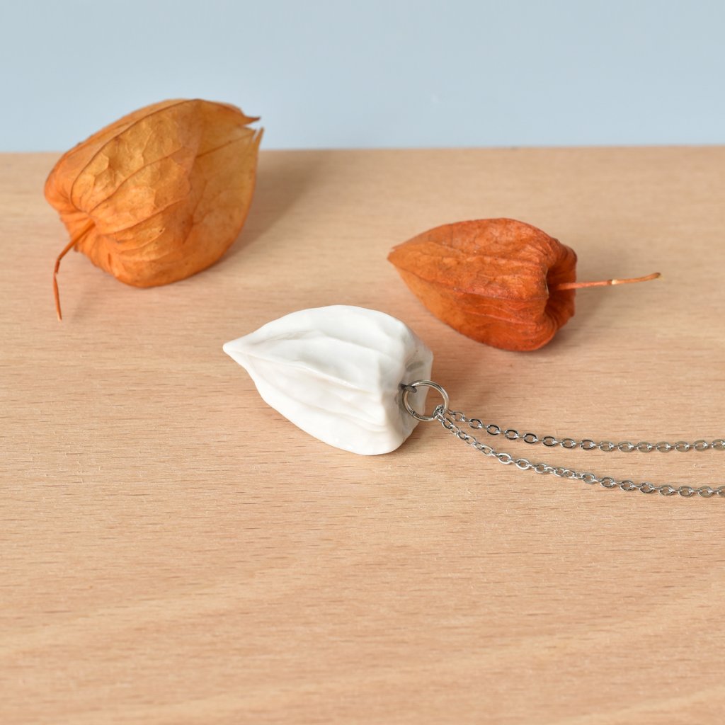 Porcelánový přívěsek Mochyně