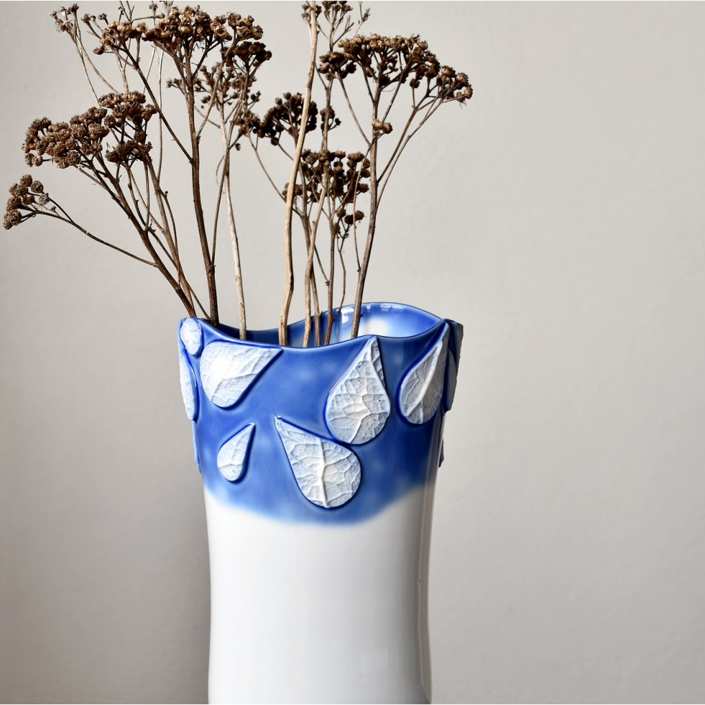 ručně vyrobená modrá porcelánová váza