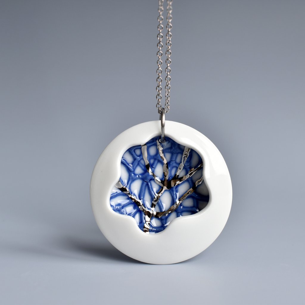 porcelánový náhrdelník s kobaltem