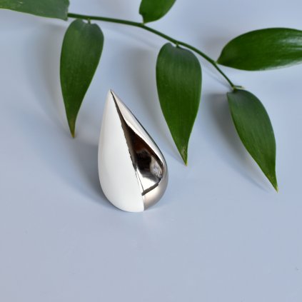 Minimalistická elegantní porcelánová brož