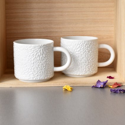 Designový porcelánový hrnek bílý s reliéfem