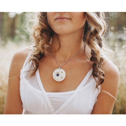 Porcelánový náhrdelník s modrým zirkonem