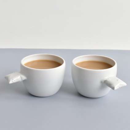 porcelánové hrnky bílé polštářek