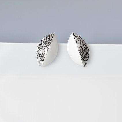 porcelánové náušnice lístky černobílé