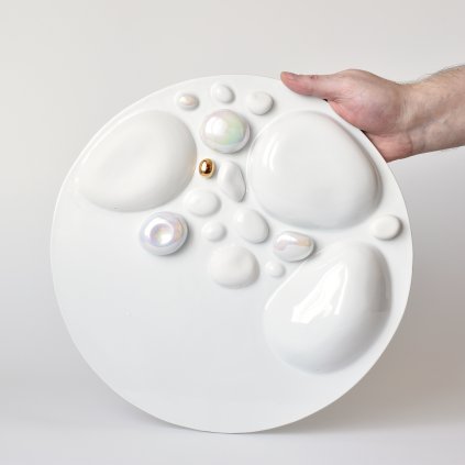 porcelánová nástěnná plastika