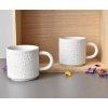 dva bílé porcelánové hrnky 400 ml s reliéfem