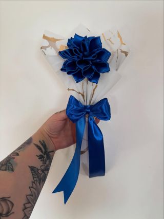 Ručně vyráběná elegance v královské modři 💙 Představuji vám tuhle nádhernou dahlii (jiřinku) vytvořenou ze saténové stuhy...