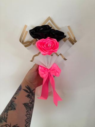 Když chcete darovat něco, co vydrží věčně…💐 Tři růže, každá ručně vyrobená ze saténové stuhy, zdobená jemným kamínkem,...