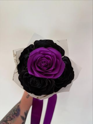 🖤💜 Neobyčejná krása v černé a fialové 💜🖤 Jedinečné růže ze saténových stuh, které nikdy neuvadnou. Ručně vyrobená kytice,...