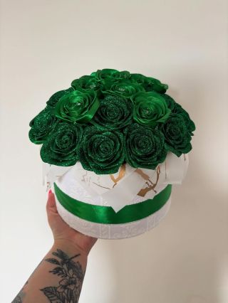 Další krásný zelený box na objednávku 💚 💚 Zelený luxus v každém detailu! 💚 27 ručně vyráběných růží ze saténové stuhy –...