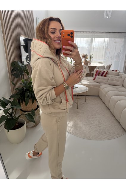 BÉŽOVÁ TEPLÁKOVKA S VELKOU KAPUCÍ SCANDALOUS