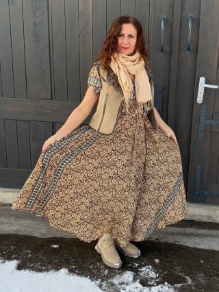 💫❄️Jak se dají kombinovat hedvábné šaty z Indie v chladném počasí? Ideální je vrstvení. 💫Pod šaty si můžete dát tílko nebo...