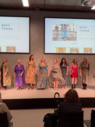 Hedvábné šaty z Indie Vybrat si můžete také na e-shopu: www.saty-taara.com 👇👇💗 https://www.saty-taara.com/ #saty...