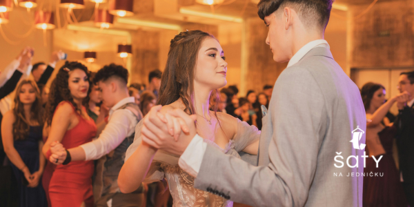 Jak si vybrat dokonalé plesové šaty podle typu postavy? Průvodce pro každou siluetu