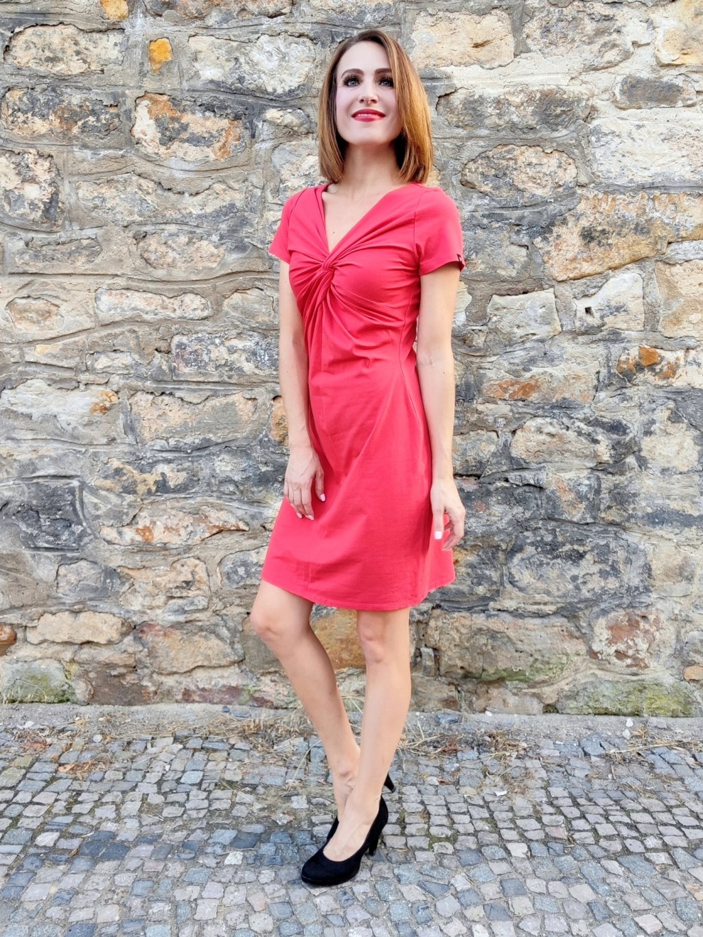 Červené dámské šaty s uzlem EMA, krátký rukáv