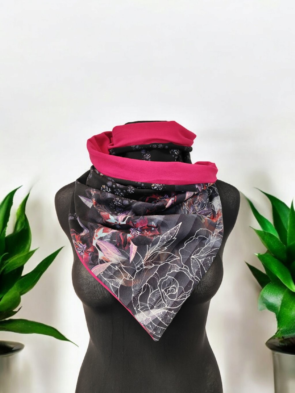Oboustranná šátkošála na knoflík, černý se vzory/ tmavě růžová