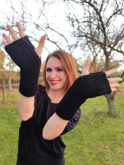 černé pletené doplňky