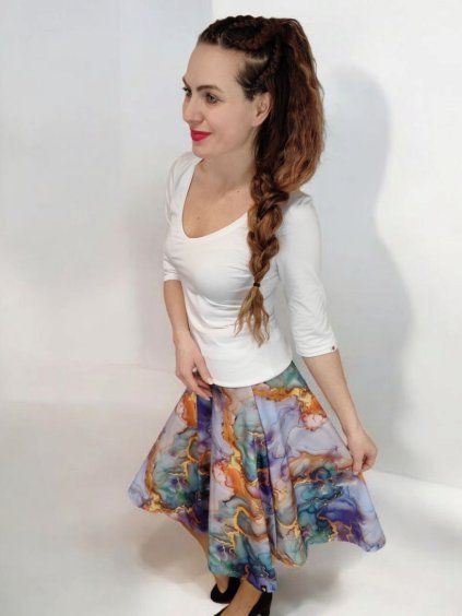 Bílé tričko s výstřihem do V VENDY na modelce