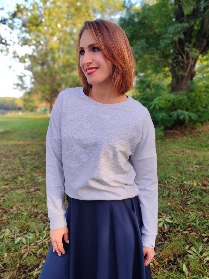 volná mikina Elodie světle šedá na modelce