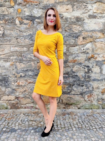 Hořčicově žluté dámské šaty LORETA, lodičkový výstřih, puntíky