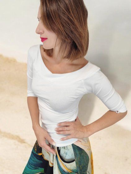 Bílé tričko s elegantním výstřihem na modelce
