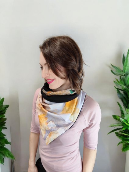 Oboustranná šátkošála na knoflík, okrové listy světlé/ černá