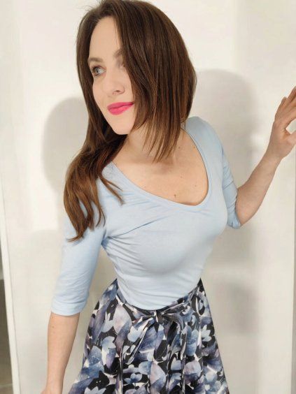 Bledě modré tričko s výstřihem do V VENDY na modelce