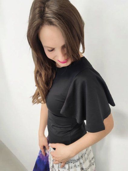 letní tričko RAFFAE černé na modelce