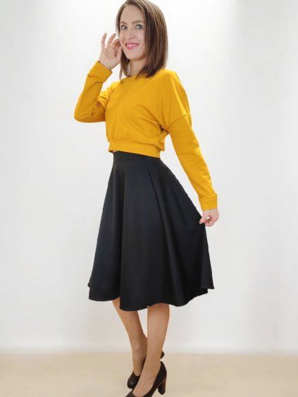 crop mikina JONI hořčicová na modelce