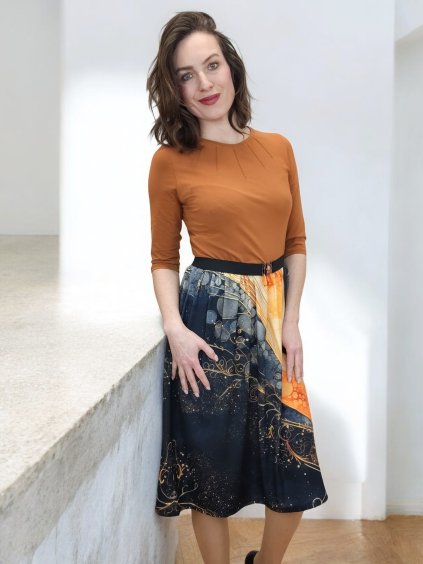 Detail výstřihu šatů se zdobením – ženský a originální prvek