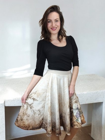 kolová sukně na modelce