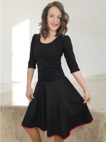 černá sukně ke kolenům s červeým lemem v dolním kraji