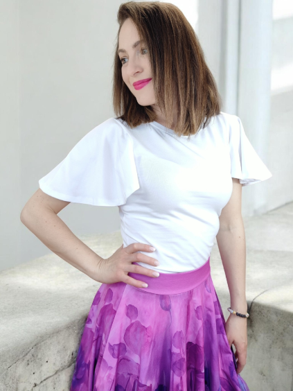 letní tričko RAFFAE bílé na modelce