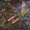 Visací dřevěné náušnice, ručně vyráběné, oranžovo hnědé, kolekce Smysl_má