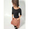 Černé tričko s lodičkovým výstřihem LELA na modelce
