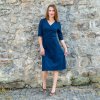 Bavlněné tmavě modré decentní šaty SAPHO, výstřih do V
