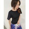 černé tričko RAFFAE elegantní každodenní outfit