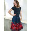 černá sukně s červenými květy na modelce