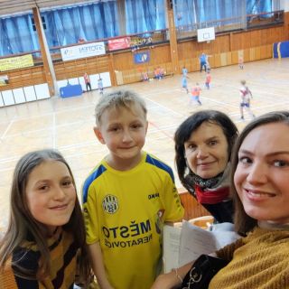 Dneska jsme jak Hujerovi 😅 a fandíme Matějovi na fotbale ⚽💛 @