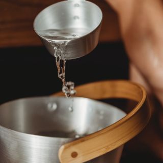 🌦️ Dubnové počasí je jako tvůj ex – chvíli tě zahřeje, pak tě zchladí. Naštěstí sauna nezklame 😉🔥 🧖‍♀️ Využij tohle...