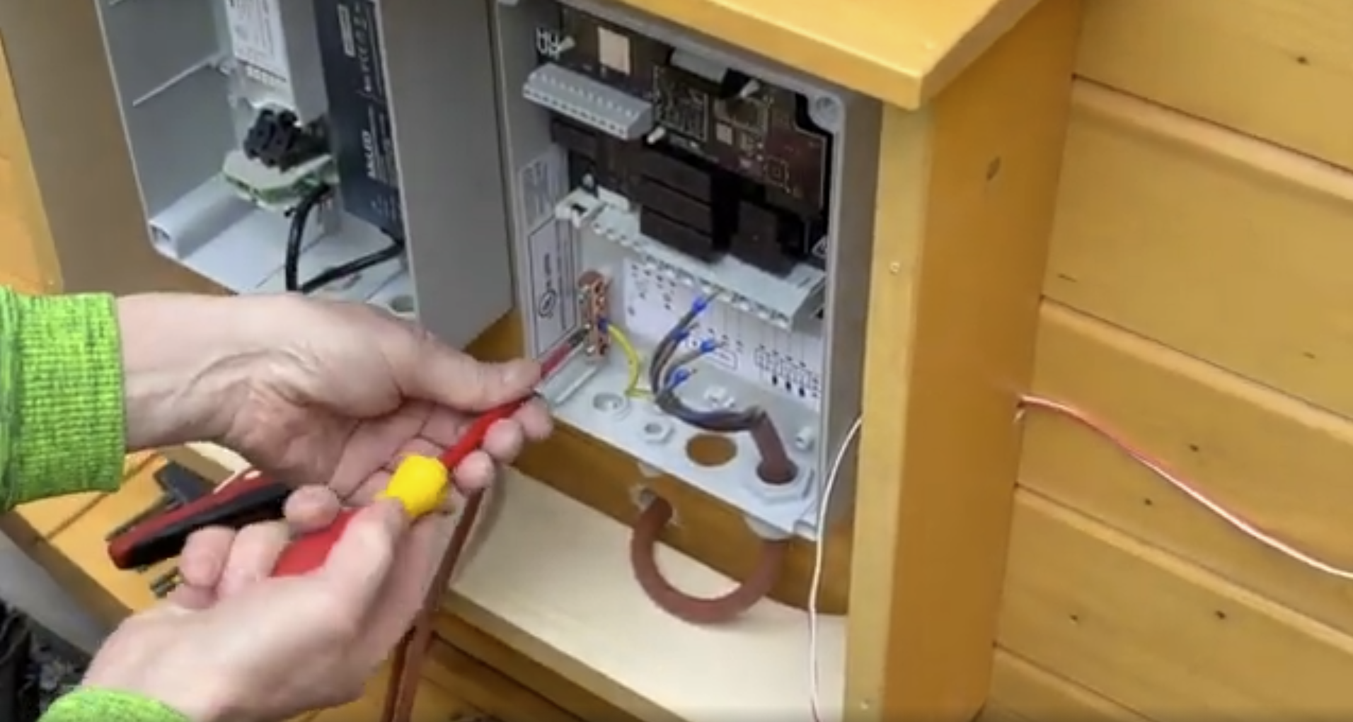 Návod na zapojení elektrických kamen HUUM, osvětlení a WiFi ovládání v sudové sauně od Saunero