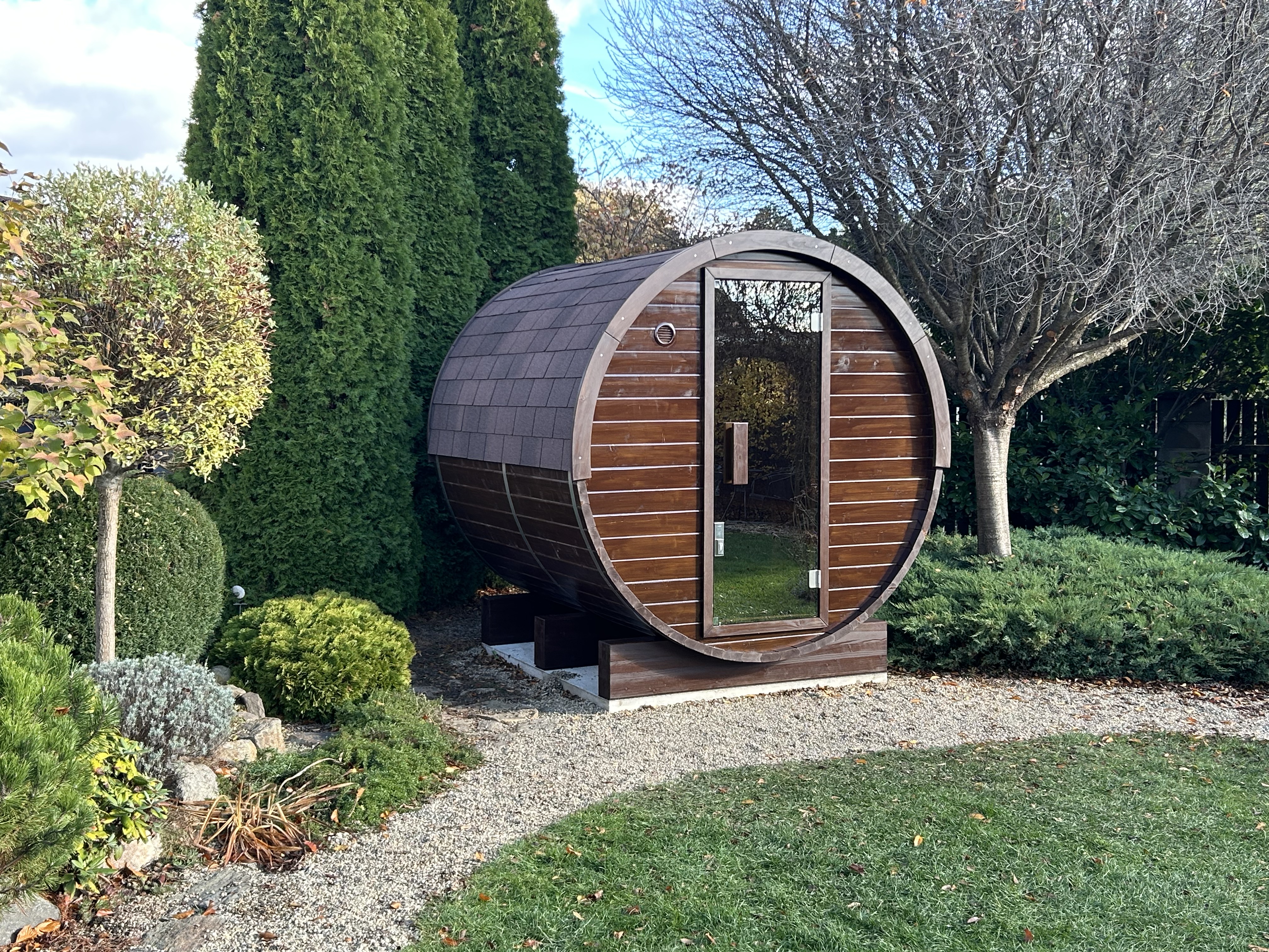 Sudová sauna v tmavé barvě v zahradě