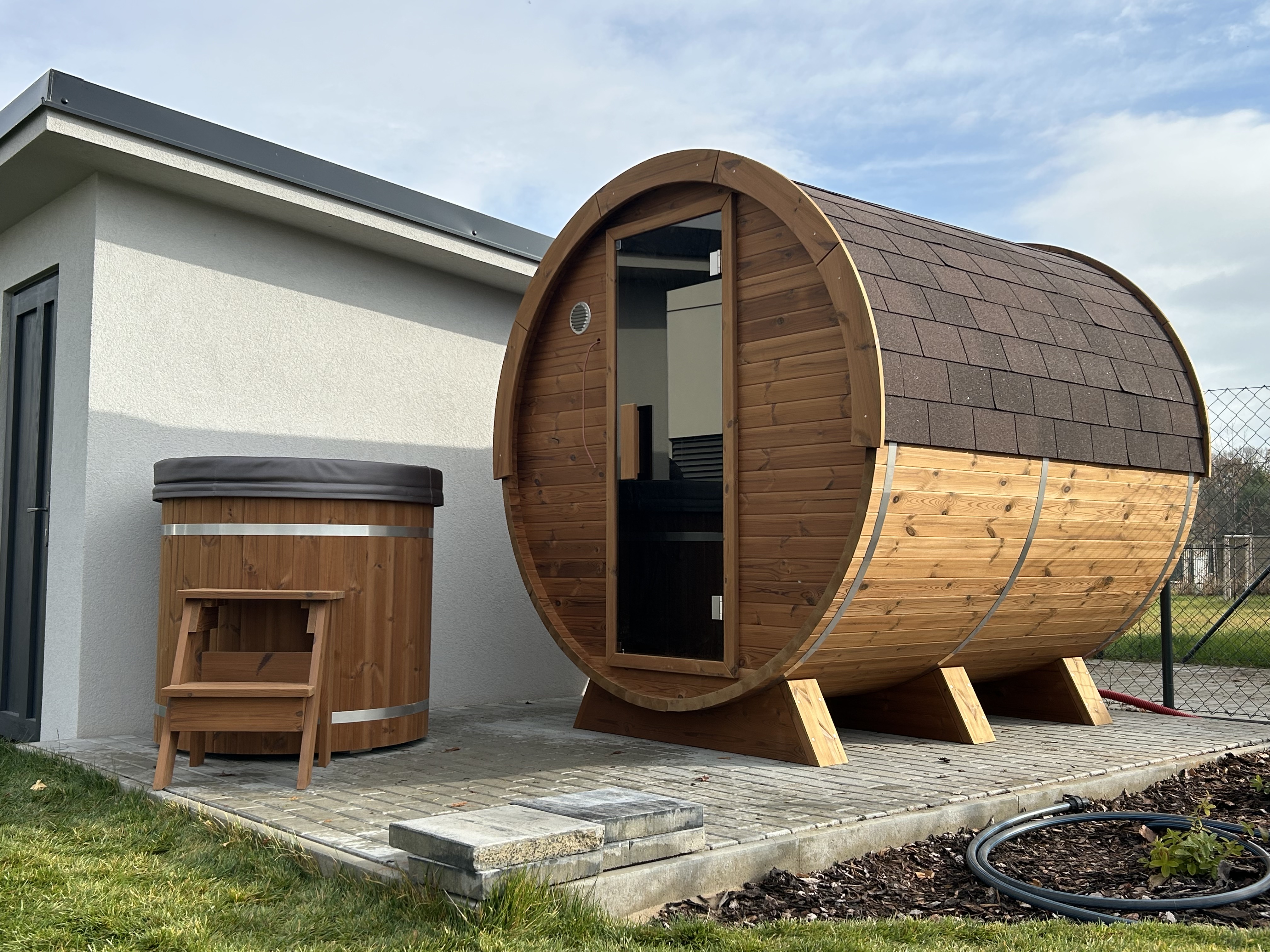 Sudová sauna v Kolíně z thermowoodu s ochlazovacím sudem také z thermowoodu