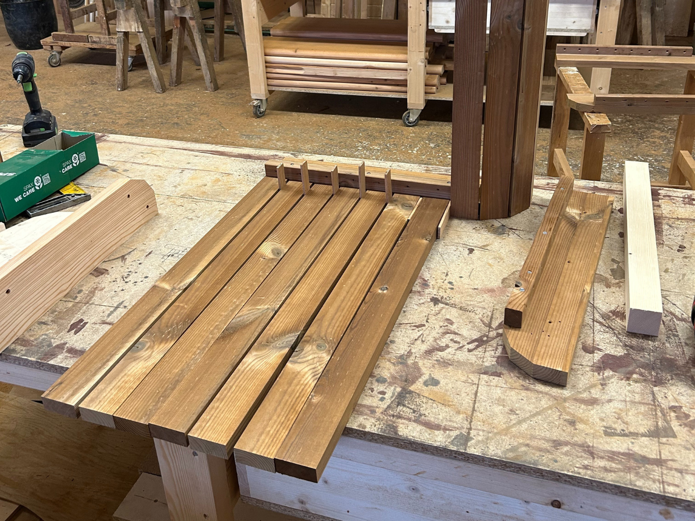 Detail opracovaných prken z Thermowoodu (tepelně upravené dřevo) pro výrobu sudové sauny