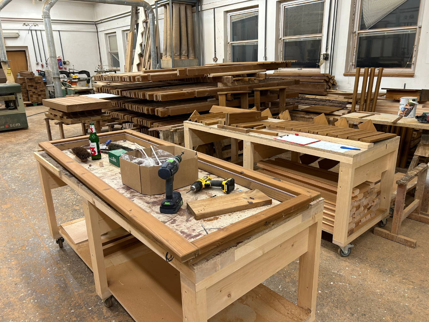 Ruční výroba sudových saun v české truhlářské dílně Saunero