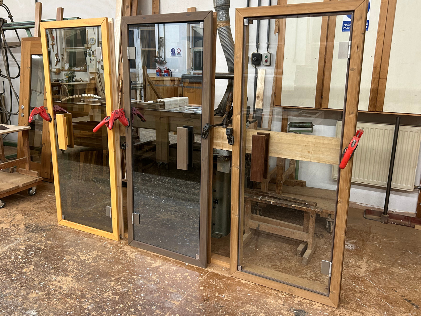 Různé varianty prosklení a barevnosti dveří pro venkovní sudové sauny