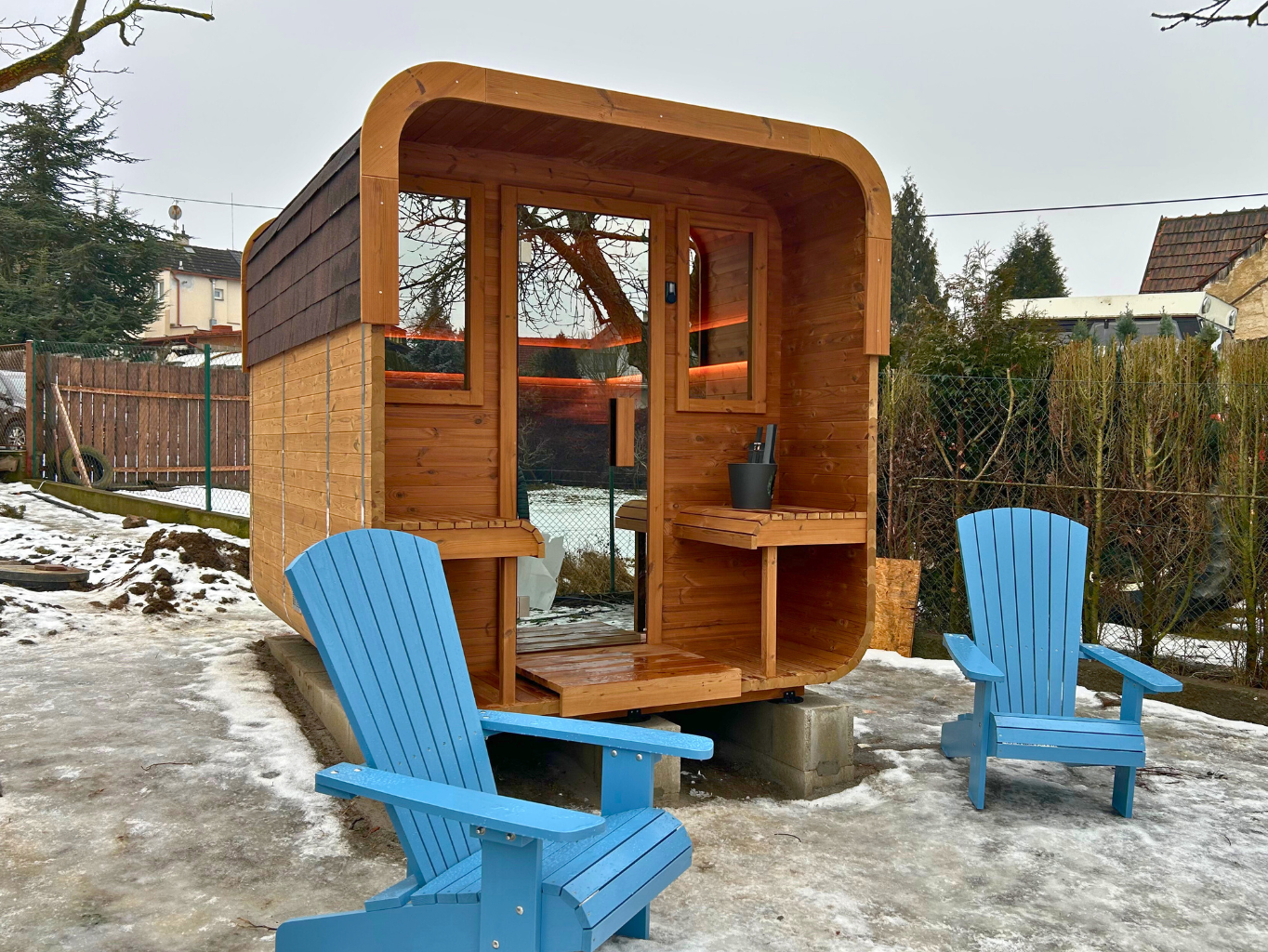 Venkovní sauna POLIS s lavičkami na míru