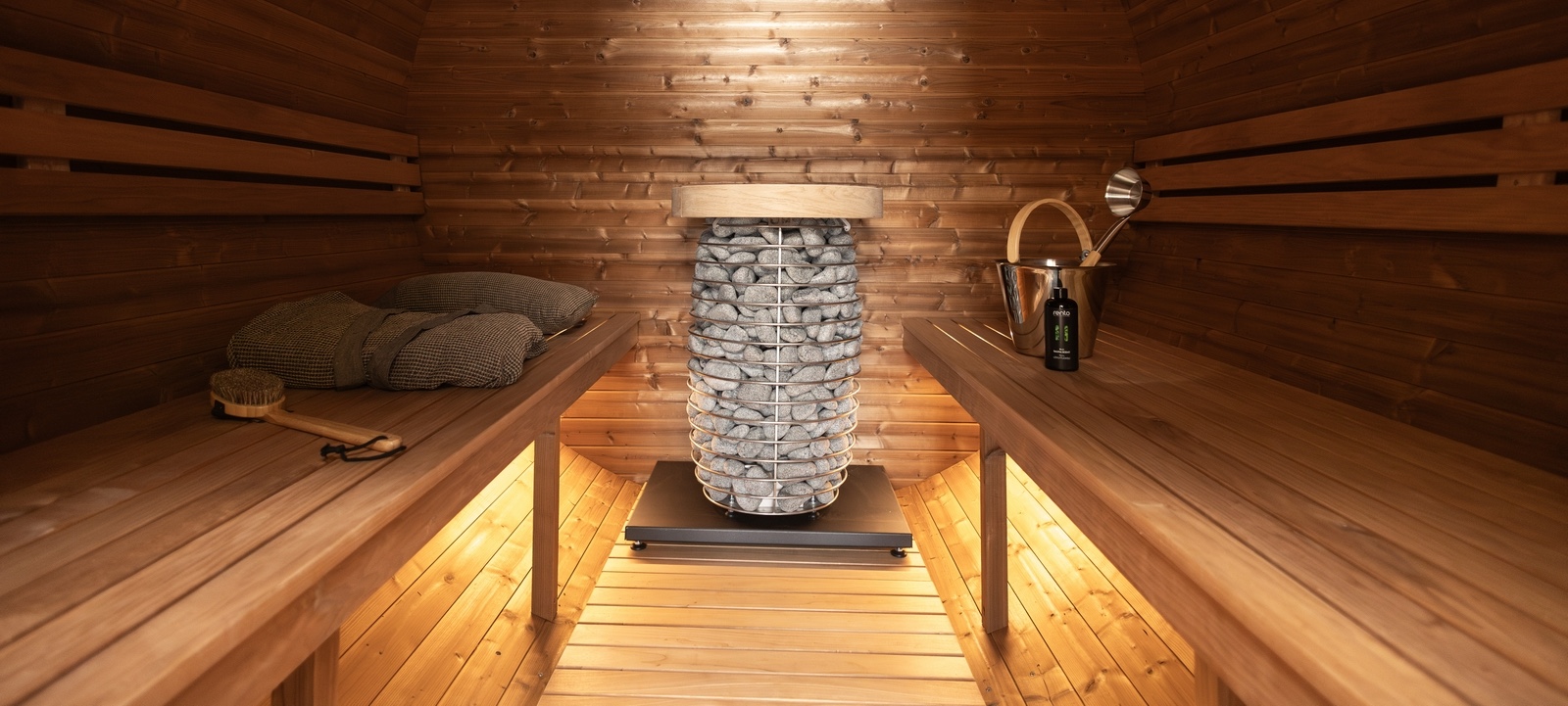 sudova-sauna-thermowood-osvetleni