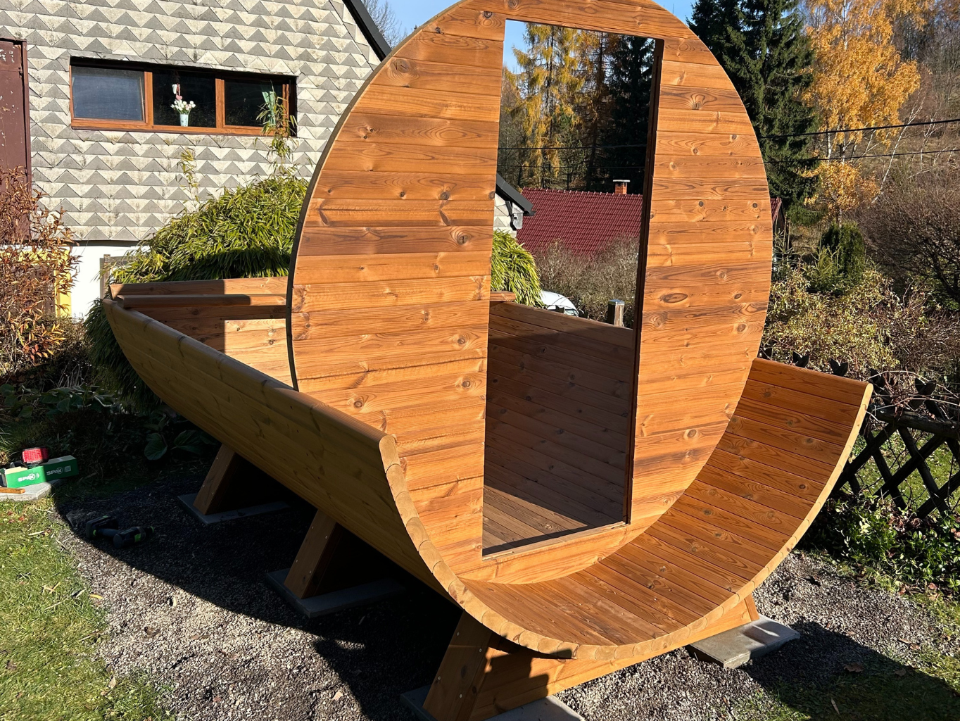 Konstrukce zahradní sudové sauny z Thermowoodu